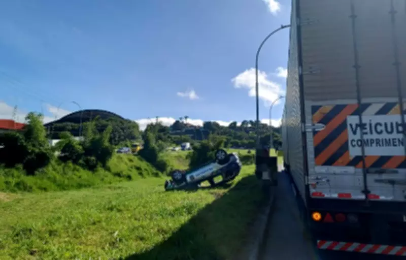 Viatura da PM capota após colisão com caminhão na BR-101 no Recife; quatro policiais feridos
