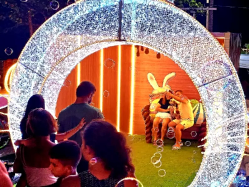 Vila de Páscoa em Guarujá atrai famílias com programação cultural até 21 de abril