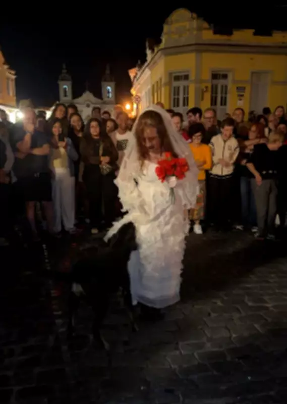 Vira-lata invade cena de teatro dramático e faz plateia cair na risada em São João del Rei