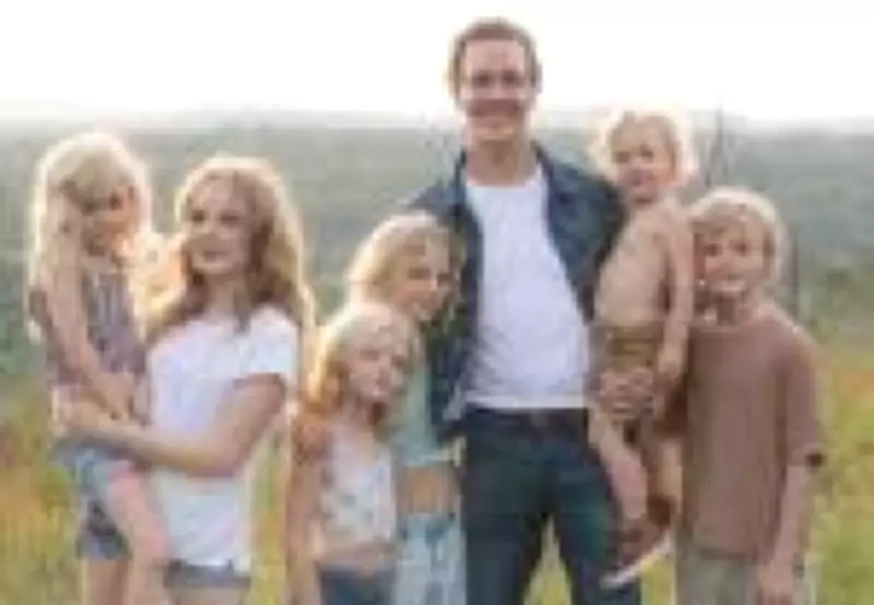 Viúva de James Van Der Beek emociona ao mostrar semelhança da filha com o ator