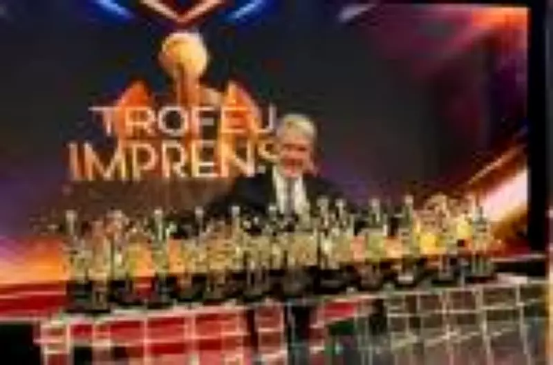 William Bonner recebe 33 troféus acumulados do SBT em homenagem histórica