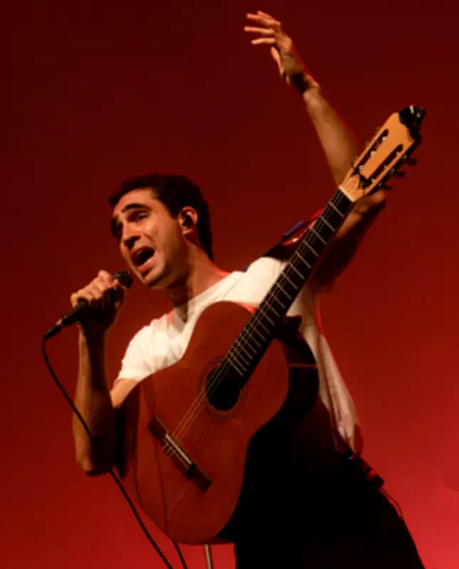 Zeca Veloso estreia show 'Boas Novas' com sucesso no Queremos! Festival no Rio