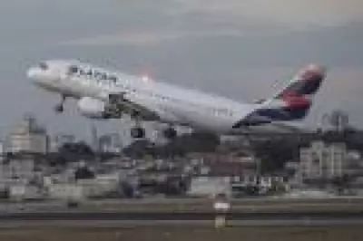 Avião da Latam com falha técnica voa em círculos e retorna a Guarulhos