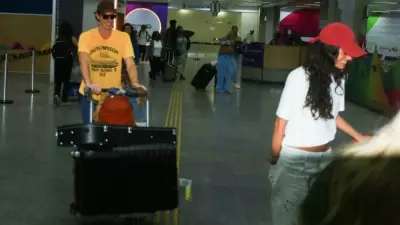 Bruna Marquezine e Shawn Mendes são flagrados em passeio romântico em Malibu