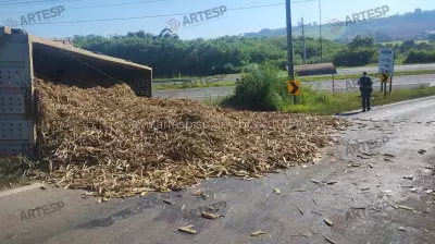 Caminhão carregado com cana tomba e interdita alça de acesso em Piracicaba