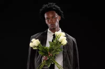 Cantor D4vd é acusado de assassinato de adolescente encontrada morta em seu Tesla