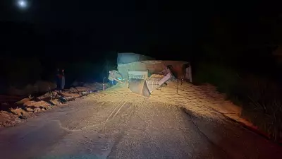 Carreta com 38 toneladas de soja tomba e interdita totalmente a MG-188 em Coromandel