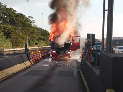 Carreta com produtos de limpeza pega fogo em pedágio da BR-050 em Araguari