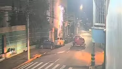 Carro perde controle, atinge veículos e causa explosão em poste em Suzano, SP