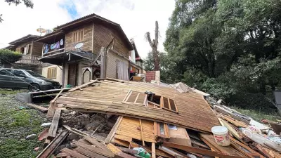 Casa de dois andares desaba em Gramado e deixa famílias desalojadas na Serra Gaúcha