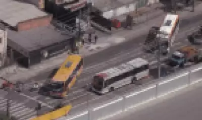 Criminosos sequestram cinco ônibus e os usam como barricadas no Rio
