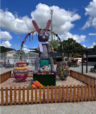 Crocheteiras de Cambuci criam cenário de Páscoa com coelho gigante de 3 metros