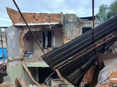 Defesa Civil demole casas em Juiz de Fora após desabamento no Monte Castelo