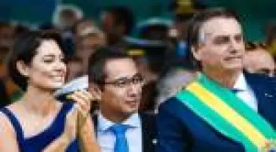 Defesa de Bolsonaro responde a Moraes sobre entrada do irmão de Michelle na prisão domiciliar