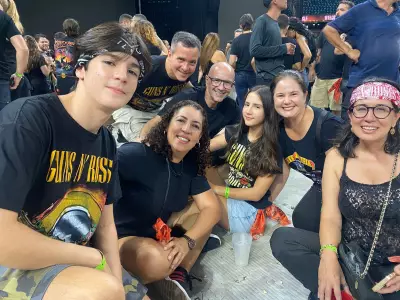 Famílias baianas celebram legado do rock em show histórico do Guns N' Roses em Salvador