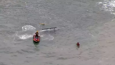 Helicóptero faz pouso forçado no mar da Barra da Tijuca e afunda parcialmente