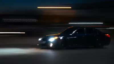 Homem fica gravemente ferido ao ser atropelado durante pedido de casamento em encontro ilegal de carros