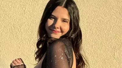 Jovem de 18 anos morre após cair de carro em movimento e ser atropelada em rodovia dos EUA