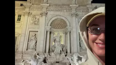 Katy Perry usa cartão de crédito na Fontana di Trevi e é acusada de assédio