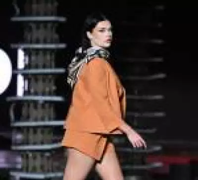 Laranja em Órbita: Como a Cor dos Astronautas da Artemis II Domina a Moda em 2026