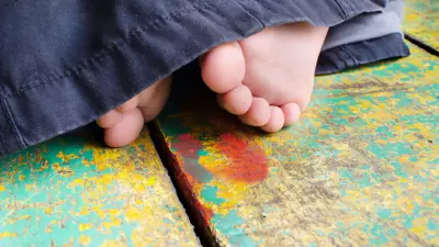 Menino de um ano morre engasgado com unha postiça da mãe na Argentina