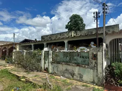 Moradores de Rio Branco denunciam acúmulo de lixo e entulho por idoso em casa