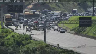 Motociclista em estado grave após colisão múltipla na Rodovia dos Bandeirantes em Jundiaí