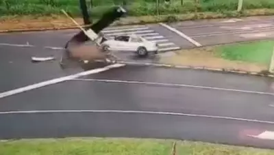 Motorista embriagado derruba semáforo e foge após acidente na rotatória do Cristo em São Carlos