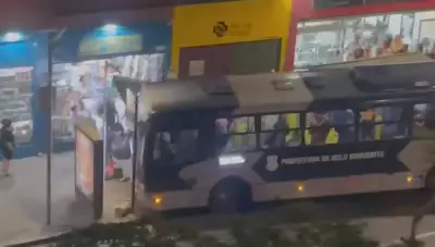 Ônibus desgovernado invade calçada e atropela quatro pessoas no Centro de BH