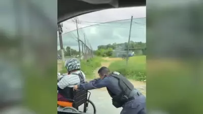 Policial Militar auxilia cadeirante a subir ladeira em Manaus durante patrulha