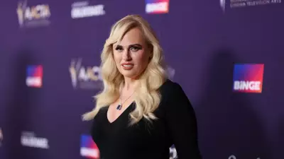Rebel Wilson reflete sobre imagem corporal após perda de peso e uso de medicamentos