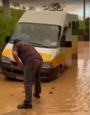 RJ-198 vira 'pista de rali' com lama entre Cambuci e São José de Ubá no Noroeste Fluminense