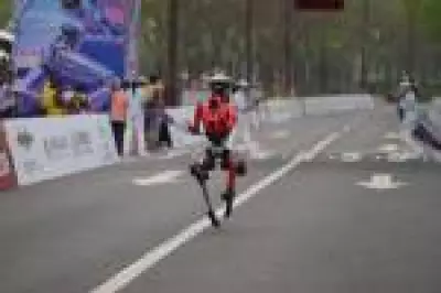 Robô chinês bate recorde mundial humano em meia-maratona de Pequim