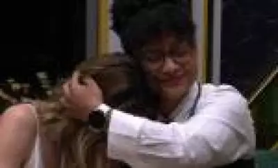 Tadeu Schmidt faz discurso emocionante para Milena, segunda colocada do BBB 26