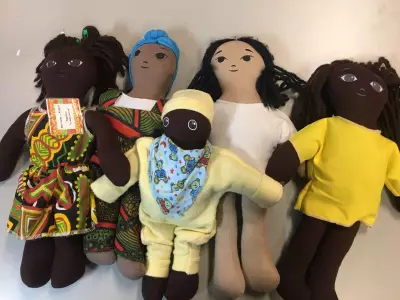 TCM-SP aponta irregularidades em compra de R$ 17 milhões em bonecas antirracistas para escolas