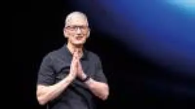 Tim Cook deixa CEO da Apple após 15 anos; engenheiro John Ternus assume comando