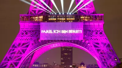 Torre Eiffel homenageia Céline Dion com iluminação especial para retorno a Paris