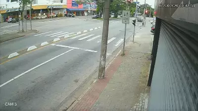 Vídeo flagra acidente grave após carro avançar sinal vermelho em São José dos Campos