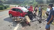 Acidente com dois carros e moto deixa pelo menos 4 feridos na BR-262 em Ibatiba