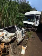 Acidente entre carreta e quatro carros interdita BR-352 em Minas Gerais