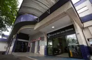 Acidente entre moto e carro fere dois homens em Volta Redonda