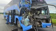 Acidente entre ônibus e caminhão deixa feridos na CE-040 em Cascavel, Ceará