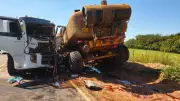 Acidente entre trator e caminhão causa vazamento de diesel em SP
