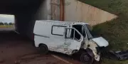 Acidente entre van e caminhão na SP-327 deixa duas pessoas feridas em Santa Cruz do Rio Pardo