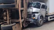 Acidente entre veículos de carga interdita trecho da BR-365 em Varjão de Minas