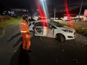 Acidente fatal em Juiz de Fora: homem morre e quatro ficam feridos após carro bater em poste