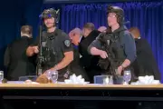 Agentes retiram Trump de evento após tiros; especialistas elogiam rapidez
