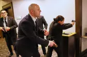 Agentes retiram Trump de jantar após tiros; evento é adiado