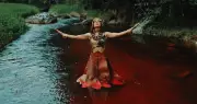 Anitta grava clipe em vilarejo mineiro e elogia energia espiritual do local