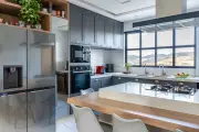 Arquitetura Clássica Atualizada: Como o Contraste e o Vidro Renovam Fachadas Sem Perder Elegância